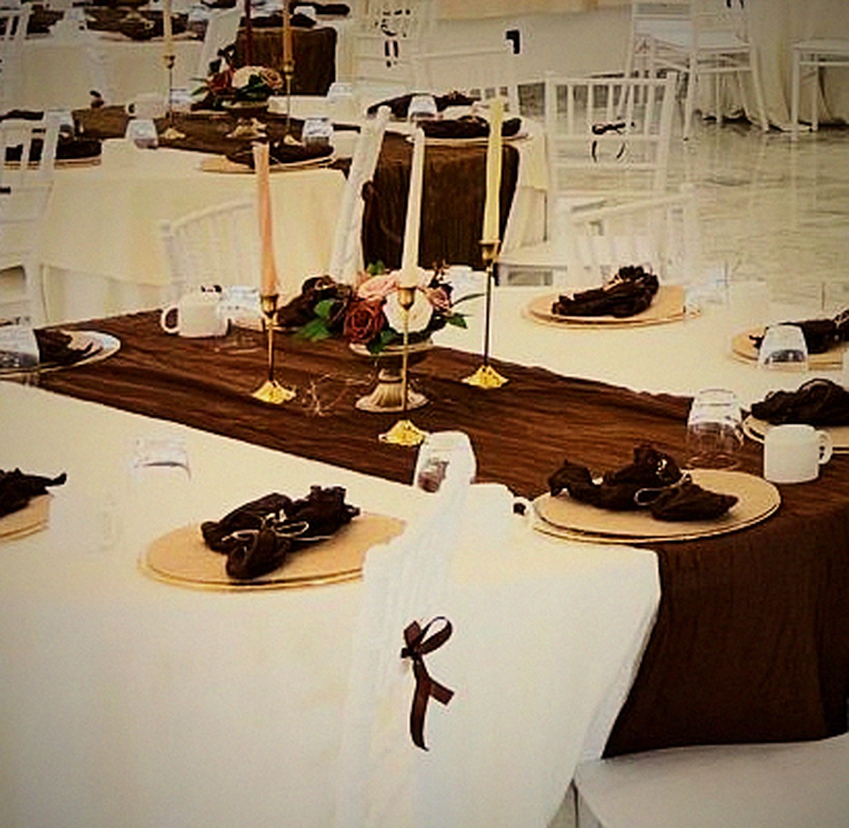 Tavolo allestito dal servizio catering di JJ Resort